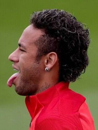 Neymar com a língua pra fora