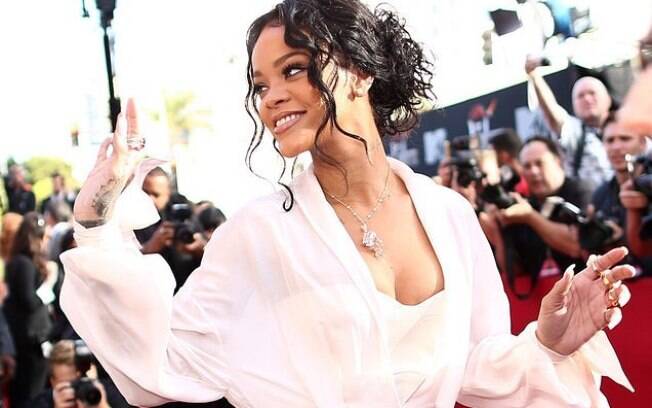 Rihanna assustiu show de Jay-Z de penetra no último domingo (20); incidente causou confusão com a segurança