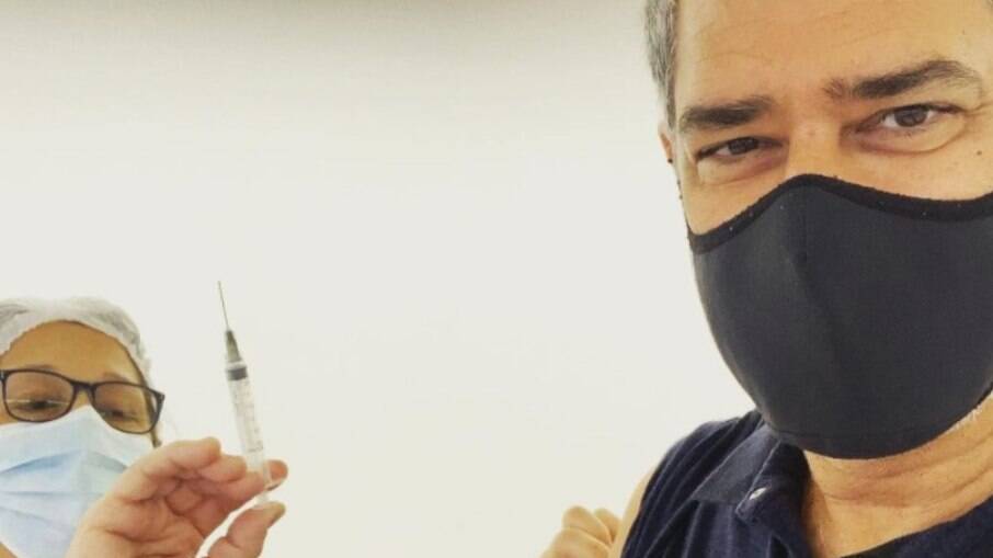 William Bonner toma segunda dose da vacina