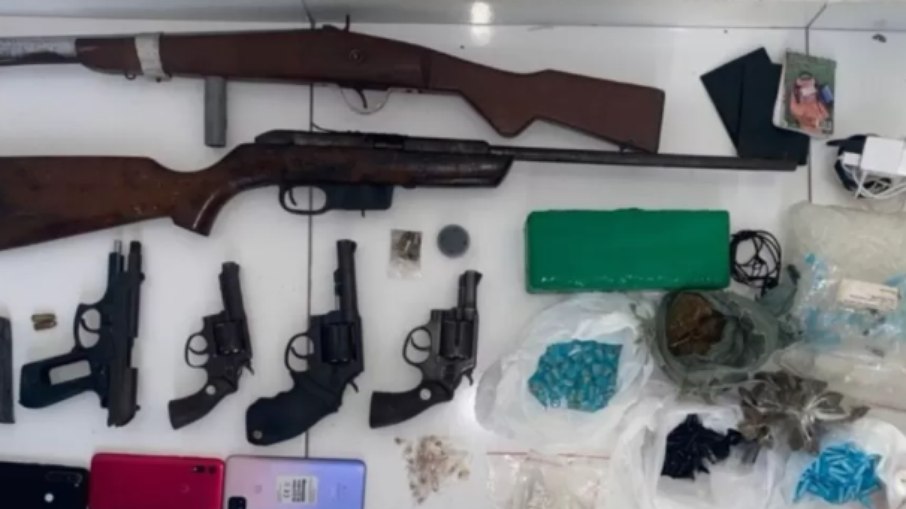 Armas e drogas encontradas durante a operação da Polícia Militar