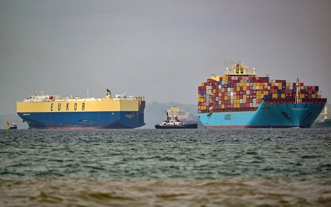 Um navio se prepara para pasar pelo Canal do Panamá, 14 de maio de 2024