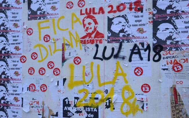 No entanto, movimentos pró-Dilma e pró-Lula passaram pela Avenida e colocaram cartazes de apoio aos petistas. Foto: J. Duran Machfee/Futura Press - 13.03.16