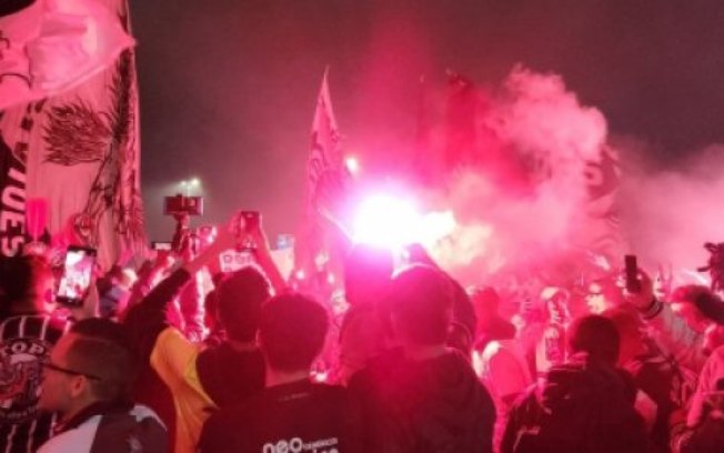 VÍDEO: Torcida do Corinthians faz festa para recepcionar o time antes de 'decisão' na Copa do Brasil
