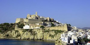 Destino dos Famosos: Ibiza, um paraíso com belas praias e vida noturna agitada
