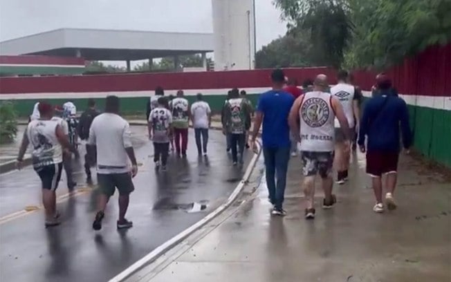 Torcedores do Fluminense vão ao CT e protestam contra o time