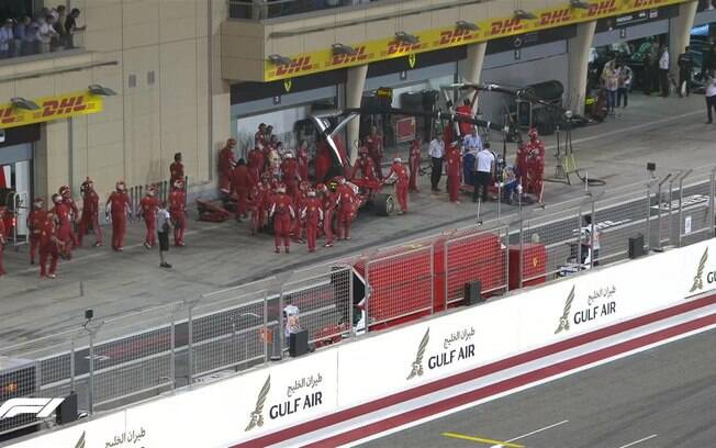 O momento em que Raikkonen atropelou um mecânico da Ferrari durante o GP do Bahrein