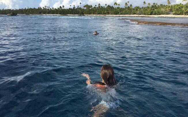 Modelo Marília Moreno durante ensaio no Taiti. Nem os tubarões colocam medo nessa 