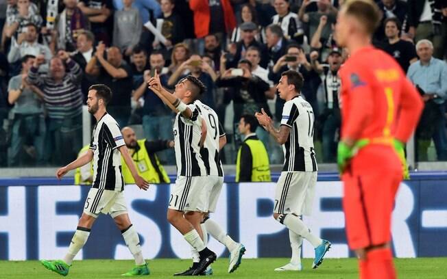 Jogadores da Juventus comemoram gol sobre o Barcelona