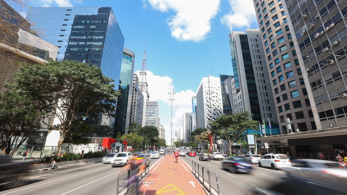 Avenida Paulista durante dia esolarado, em São Paulo Avenida Paulista durante dia esolarado, em São Paulo