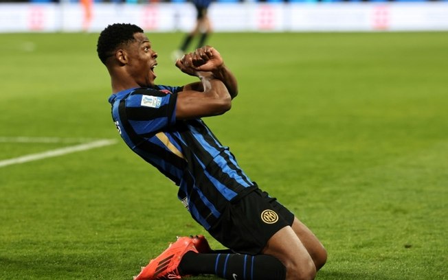 Denzel Dumfries comemora após marcar o segundo gol na vitória da Inter de Milão sobre a Atalanta nas semifinais da Supercopa da Itália em Riad, na Arábia Saudita, em 2 de janeiro de 2025