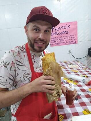 Jader segura um pastel e sorri