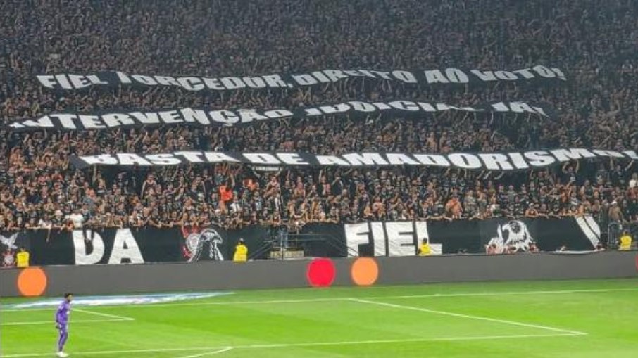 Gaviões da Fiel protesta contra a política do Corinthians e pede Gaviões da Fiel protesta contra a política do Corinthians e pede
