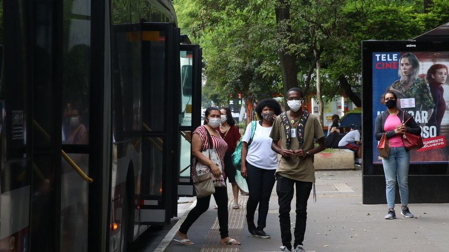 Uso obrigatório de máscara no transporte público de SP vai ser retirado