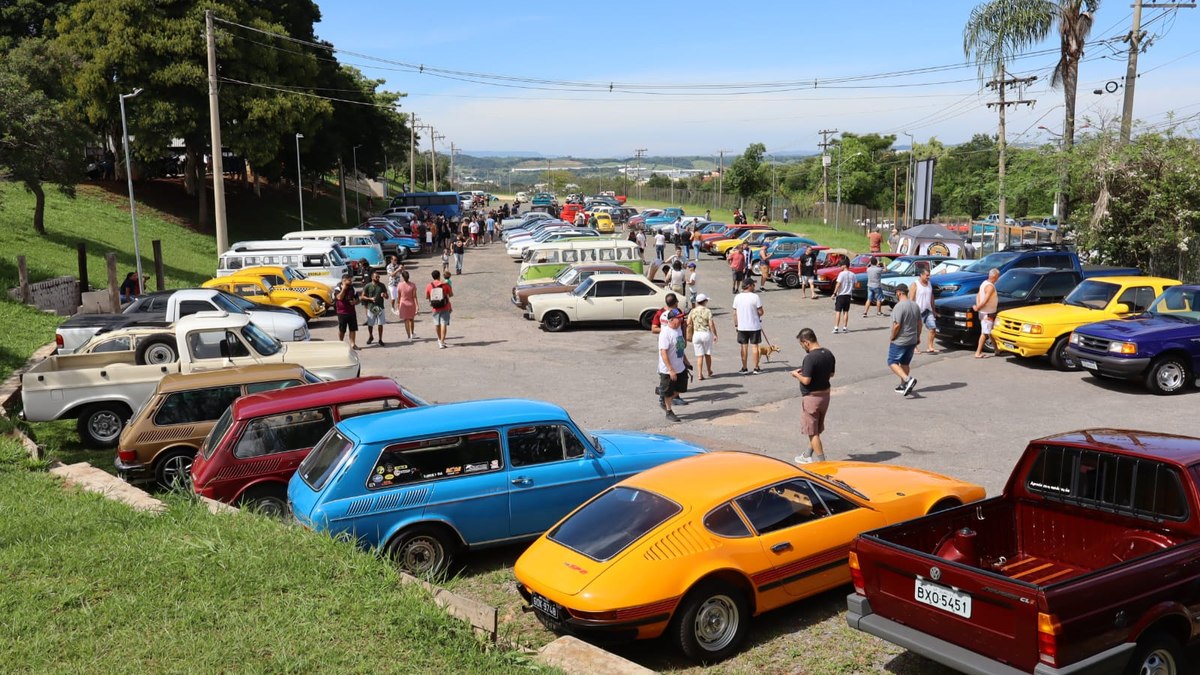 Evento atraiu entusiastas do rock clássico e veículos antigos