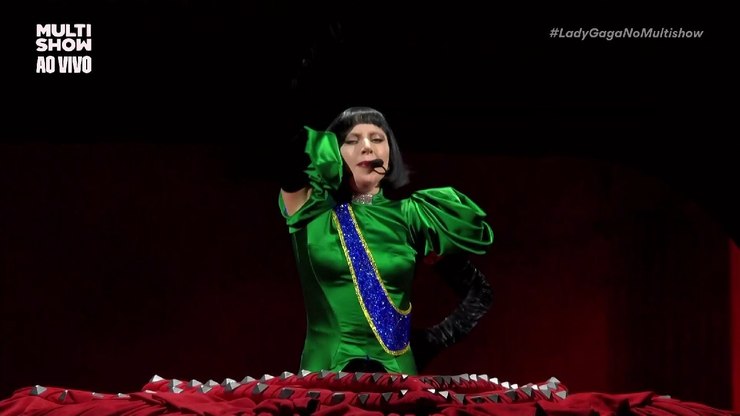 Lady%20Gaga%20adapta%20figurino%20com%20cores%20da%20bandeira%20brasileira%20no%20Rio
