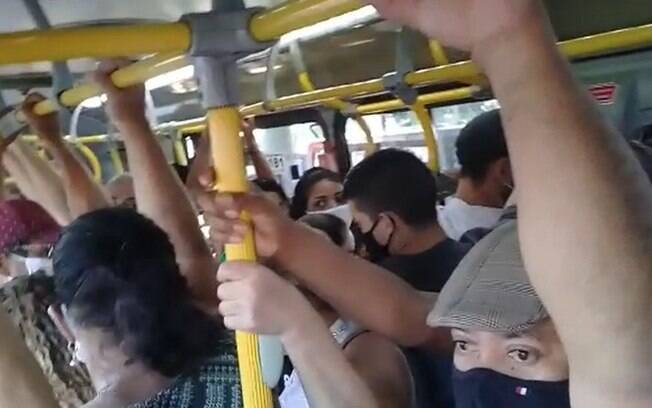 Redução de linhas na fase vermelha causa lotação em ônibus em Campinas