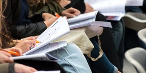  SEE-MG lança concurso com 13 mil vagas e salários até R$ 9,6 mil