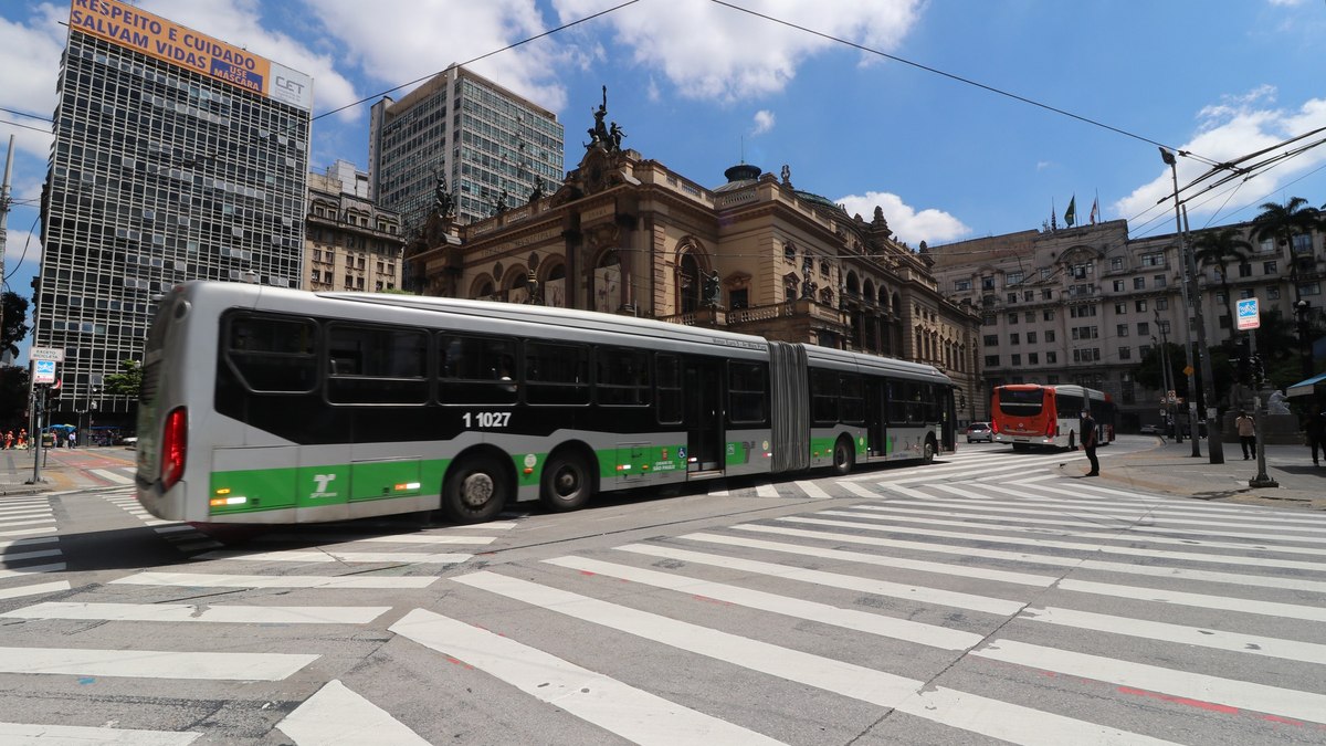 Ônibus circula pelo centro de São Paulo