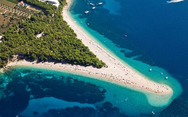 Uma das principais praias de turismo na Croácia é a Zlatni Rat, que é um síbolo do país e um lugar indicado para surfistas