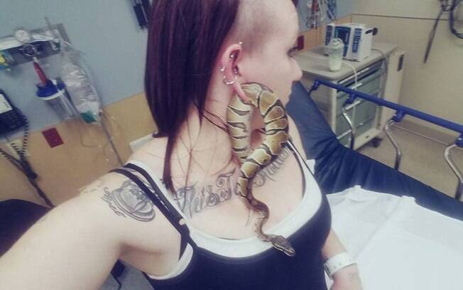 Uma mulher ficou com a sua cobra de estimação presa na orelha e acabou indo parar na emergência de um hospital