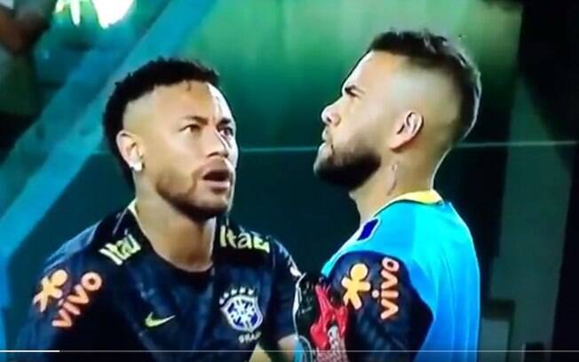 Neymar se assusta com inseto na cabeça de Daniel Alves