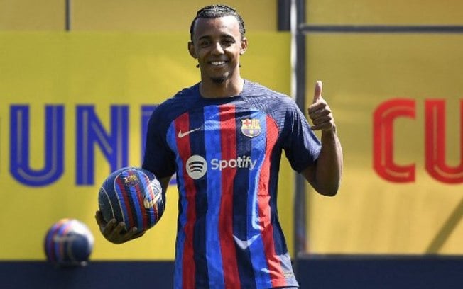 Após disputa com Chelsea, Koundé é apresentado no Barcelona
