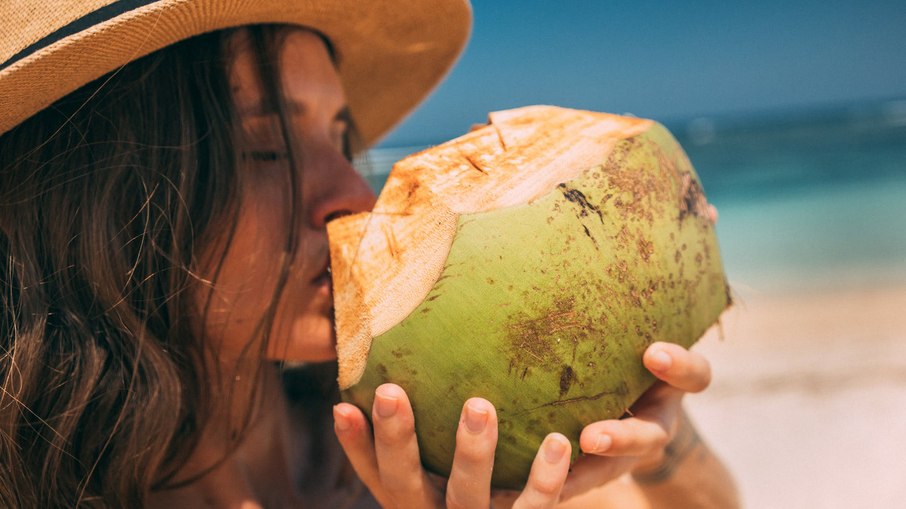 Água de coco é aliada para minimizar os efeitos da ressaca
