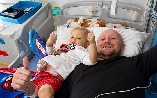 Pai doa fígado e intestino para salvar a vida do filho de 6 anos