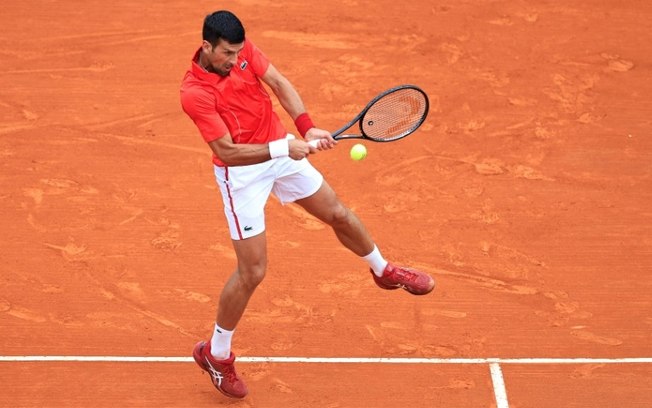 Djokovic estreia em Monte Carlo com vitória fácil sobre Safiullin