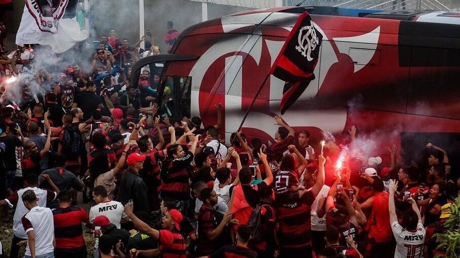 Torcida do Flamengo lotou a entrada do Ninho do Urubu e acompanhou ônibus do time até aeroporto