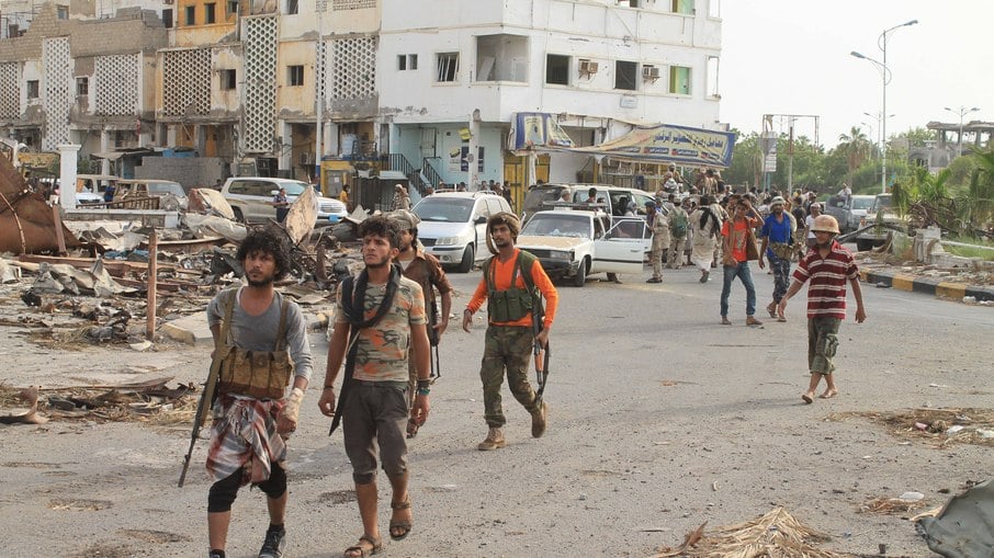 Militantes houthis, contrários aos rebeldes xiitas, se reúnem em rua na cidade portuária de Aden, no Iêmen (16/07)