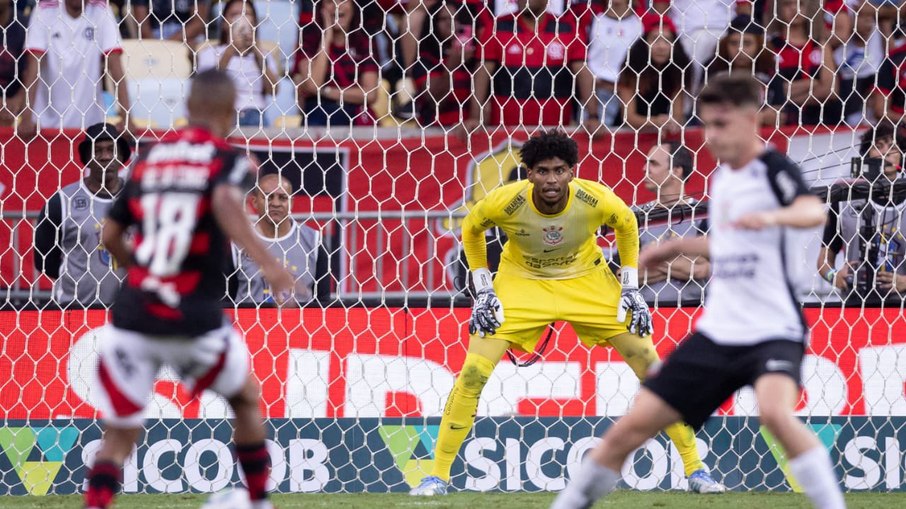 Apesar da falha, Hugo Souza fez grandes defesas no Maracanã Apesar da falha, Hugo Souza fez grandes defesas no Maracanã