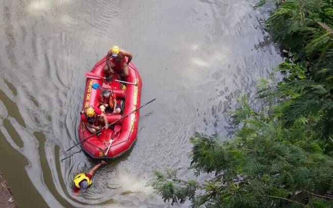 Mulher é resgatada em rio após ficar horas agarrada a tronco