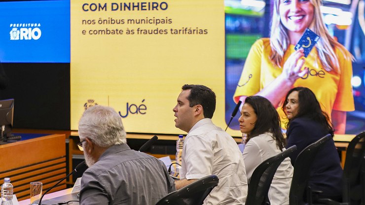 Prefeitura do Rio nega o fim do pagamento em dinheiro nos ônibus