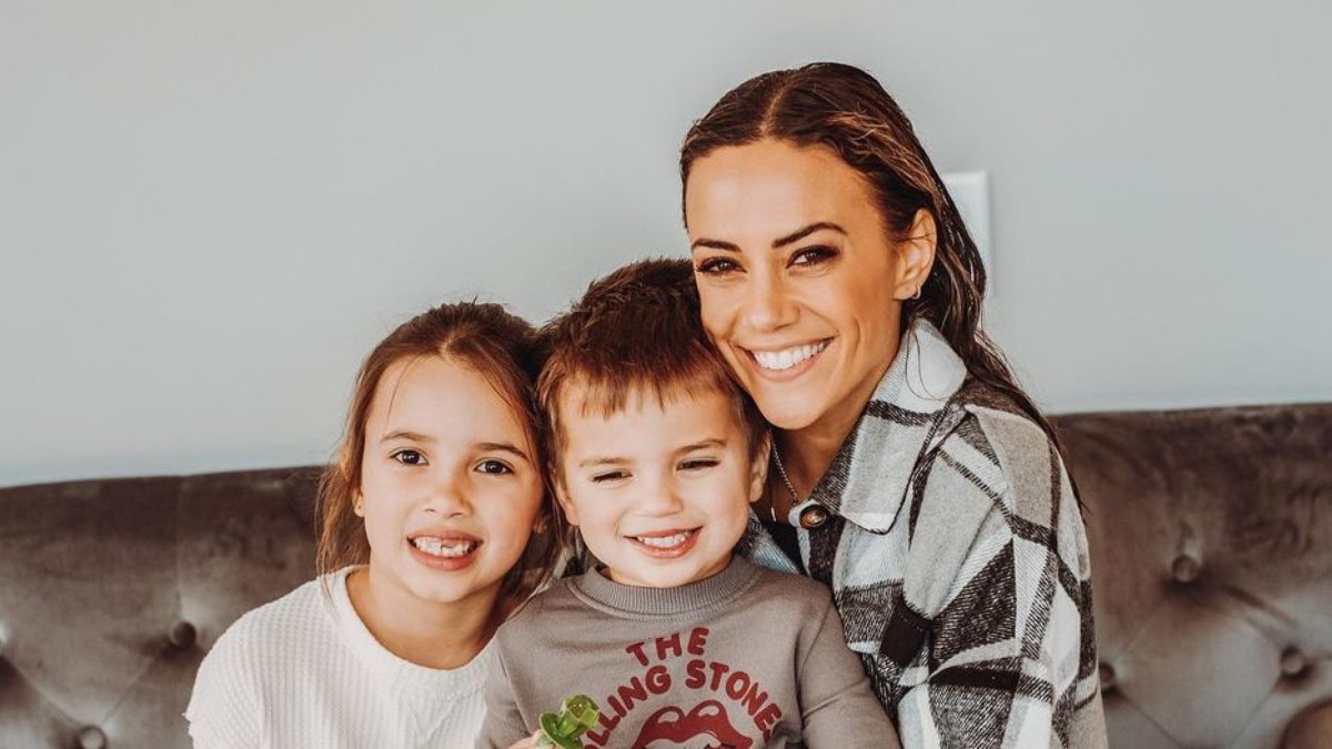 Jana Kramer tem que pagar pensão alimentícia para ex mesmo sendo a guardiã legal dos dois filhos