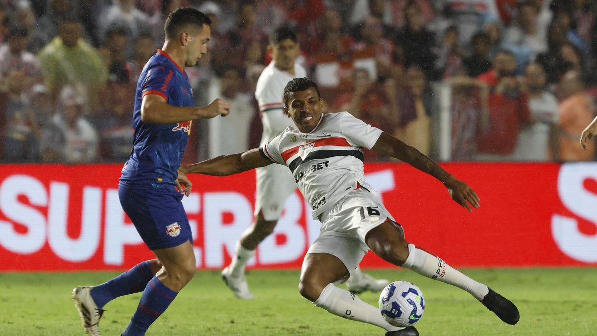 Luiz Gustavo dá o carrinho para tirar a bola do adversário