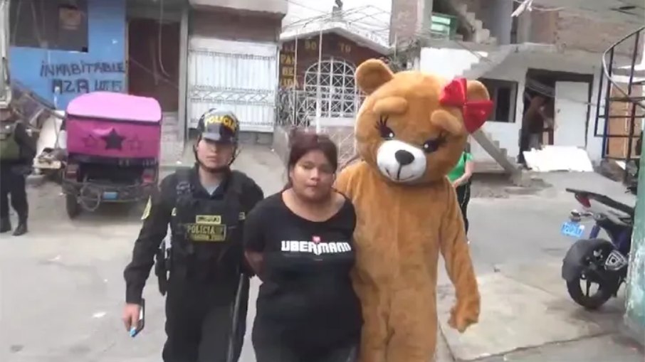 Policial se veste de ursinho de pelúcia do Dia dos Namorados para apreensão de drogas no Peru