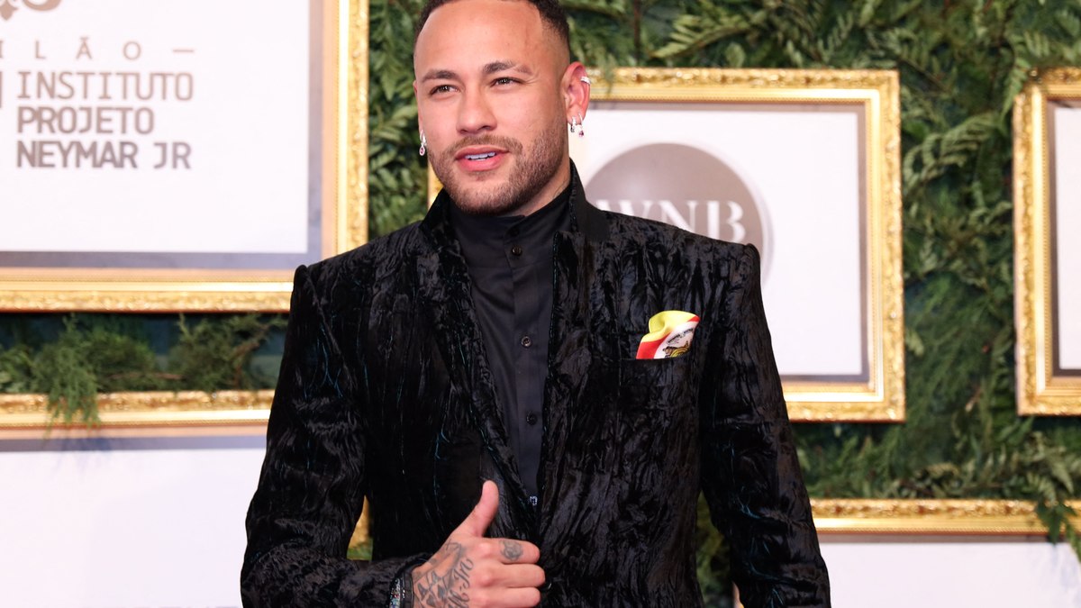 Neymar ostenta relógio milionário