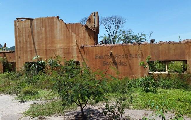 Ruínas de casas do distrito de Bento Rodrigues%2C que foi destruído pela lama da Barragem do Fundão