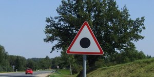 Placa com um ponto preto no meio: saiba o que significa