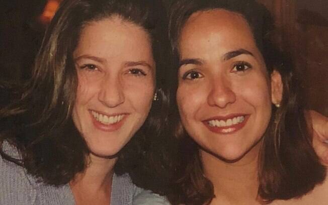 Maria Beltrão compartilha foto antiga com Christiane Pelajo e comemora amizade de mais de duas décadas