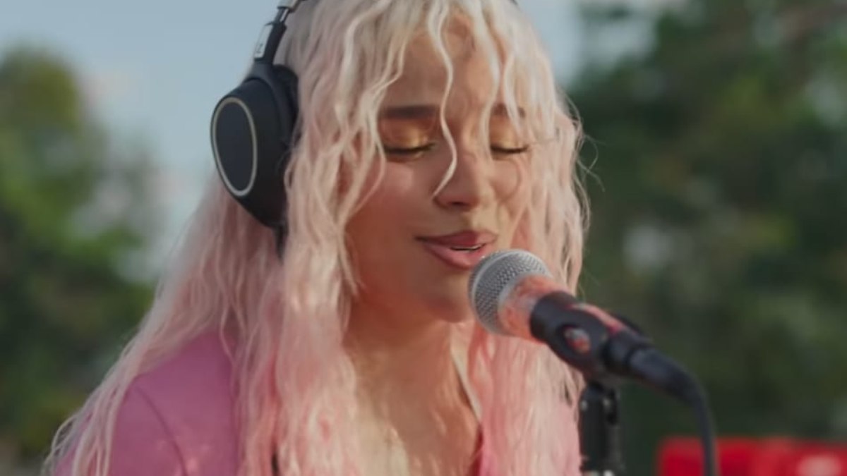 Karol G no videoclipe de 'Si Antes Te Hubiera Conocido'