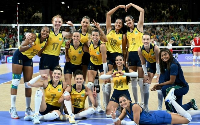 Jogadoras brasileiras posam para foto da seleção após vencerem a Polônia por 3 sets a 0 Arena Paris Sul nos Jogos de Paris-2024, em 4 de agosto de 2024 Jogadoras brasileiras posam para foto da seleção após vencerem a Polônia por 3 sets a 0 Arena Paris Sul nos Jogos de Paris-2024, em 4 de agosto de 2024