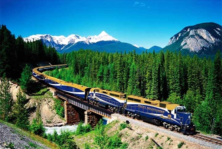 3º) Rocky Mountaineer (pontuação do leitos: 87,37): Reconhecido mundialmente, o Rocky Mountaineer oferece uma experiência incomparável pelas paisagens montanhosas do oeste canadense. Reprodução: Flipar