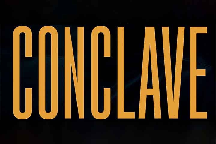 À frente do confidencial processo eleitoral com mais de cem cardeais do mundo todo, Lawrence se envolve em uma conspiração que ameaça abalar sua fé e as bases da Igreja. 
 Reprodução: Flipar