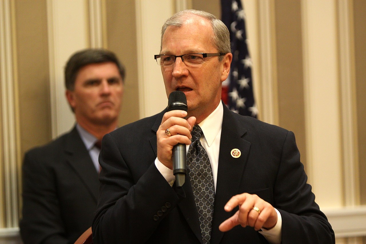 Em 2023, os senadores republicanos JD Vance (Ohio) e Kevin Cramer (Dakota do Norte - foto) apresentaram um projeto de lei ao congresso na mais recente tentativa de emplacar o inglês como língua oficial.  Reprodução: Flipar