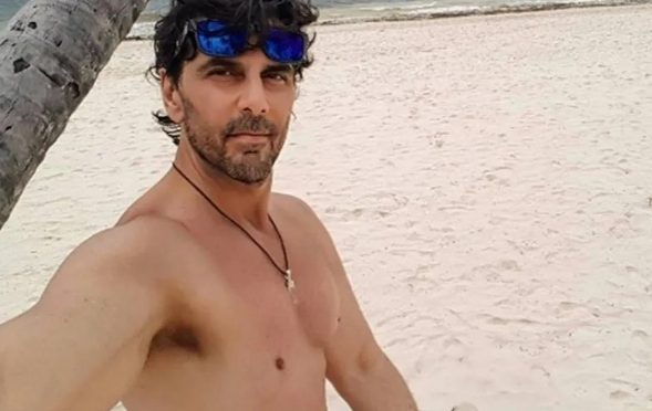 Juan Darthés sem camisa em foto registrada em praia Reprodução/Instagram