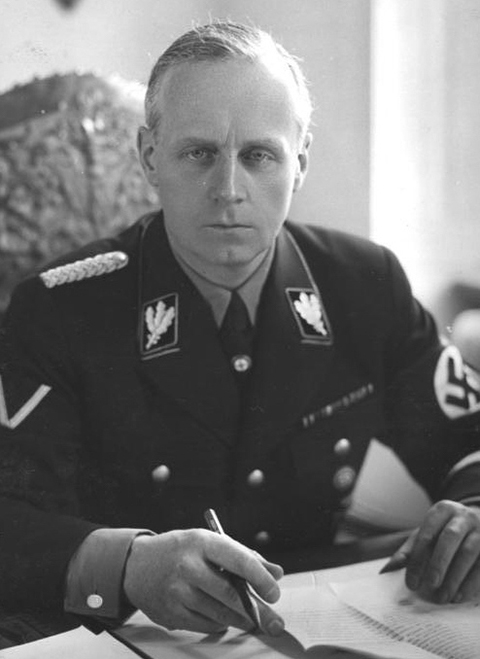 Joachim von Ribbentrop - Ministro das Relações Exteriores da Alemanha entre 1938 e 1945, pressionava países vizinhos para obrigá-los a apoiar o nazismo e  tomar medidas represssivas contra judeus e outras minorias.