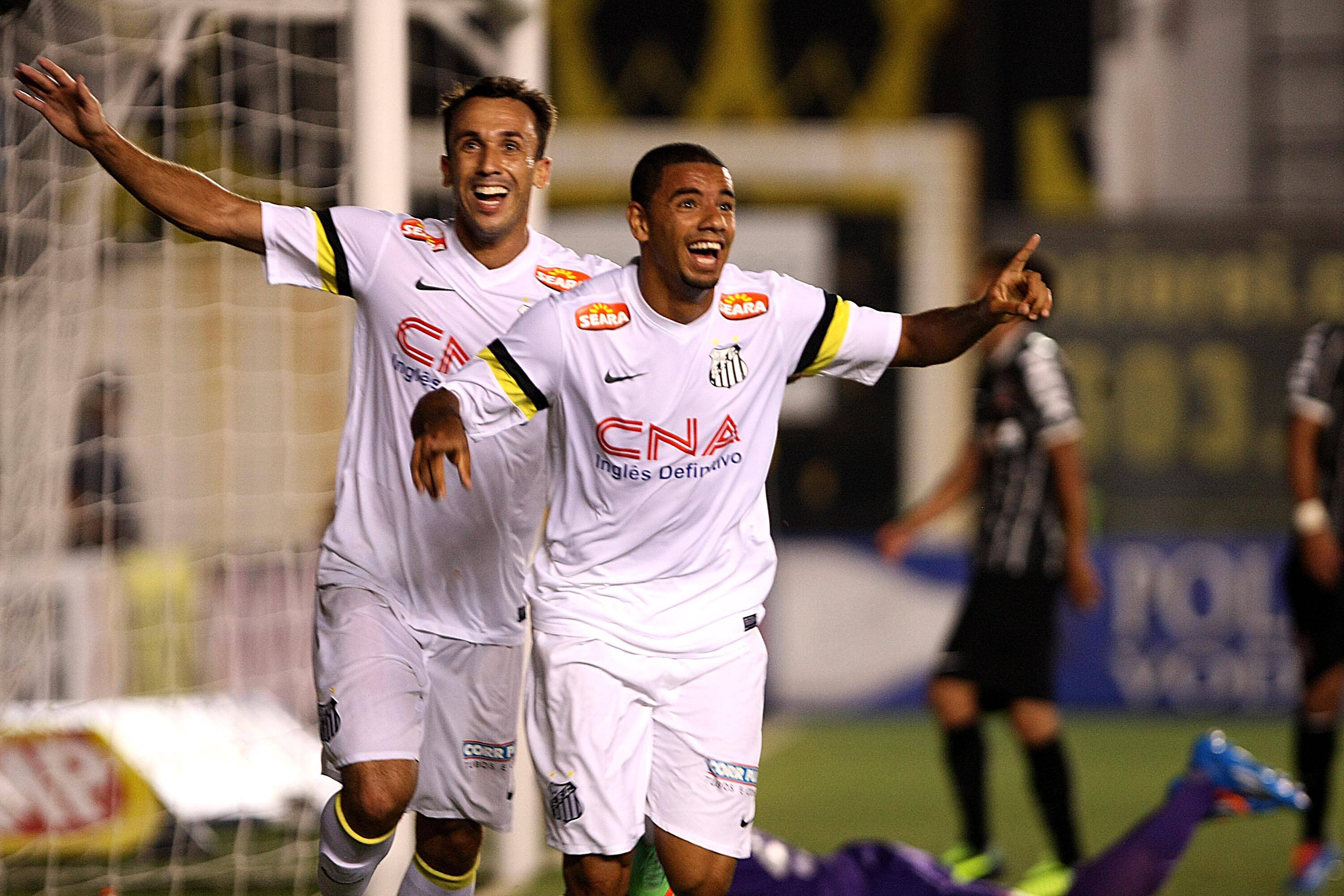 Bruno Peres comemora com Thiago Ribeiro um dos cinco gols que o Santos fez no Corinthians. Foto: Lucas Baptista/Futura Press