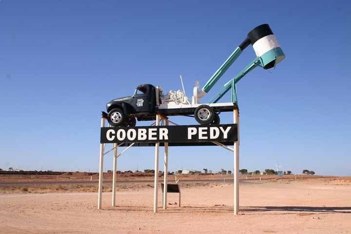 Coober Pedy, uma pequena cidade no sul da Austrália, impressiona por suas casas e seus estabelecimentos de comercio, servico e lazer debaixo da superfície. 
 Reprodução: Flipar